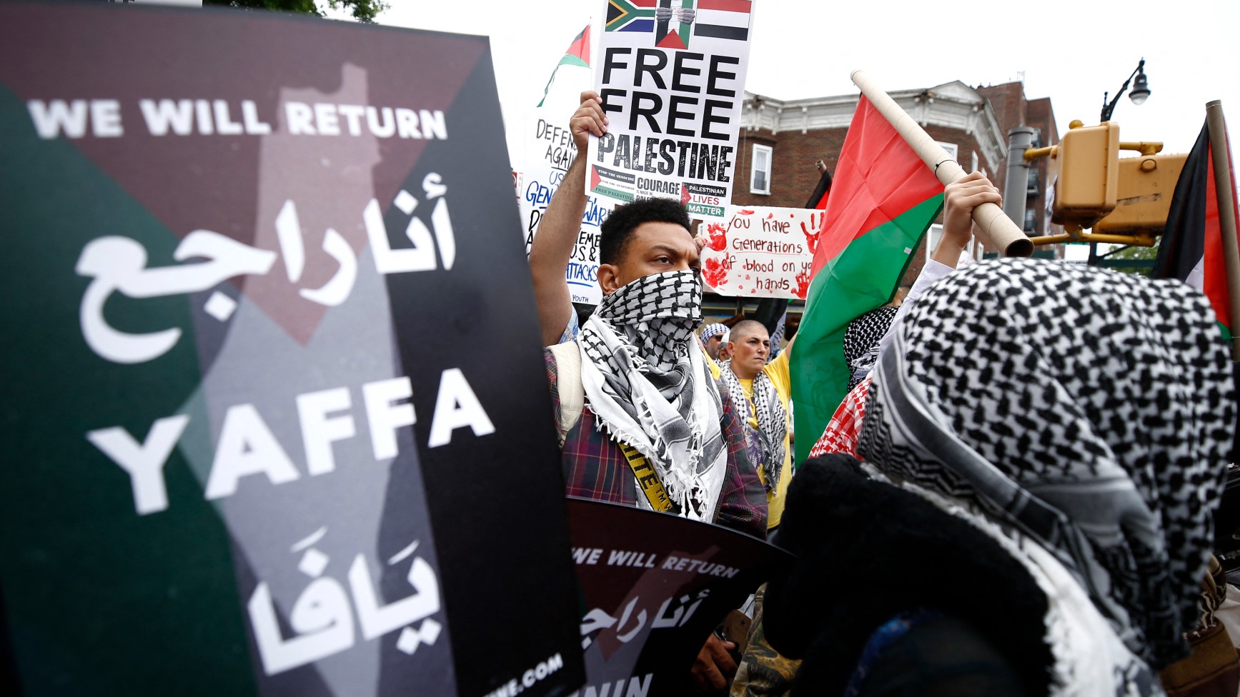 يتجمع المتظاهرون المؤيدون للفلسطينيين للاحتفال بالذكرى السنوية لناكبا في بوروكن بورو في مدينة نيويورك في 18 مايو 2024. في 15 مايو 2024 